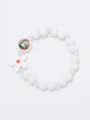 Witte houten kralen stretch armband met bloem hangertje en heilige medaille voor kinderen. - Wit