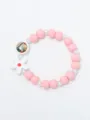 Chique kleurrijke kralenarmband met bloemhanger en religieus portret, elastisch design. - Roze