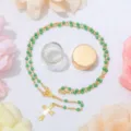 Elegante collana con rosario di perle verdi con crocifisso in lega d'oro e bottiglia di vetro. - Verde