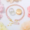 Collana rosario battesimo in perle rosa 4mm con ciondolo croce dorata e piccolo barattolo di vetro. - Rosa chiaro
