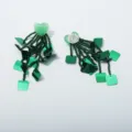 Handgemaakte groene kralen oorbellen met glinsterende hart top en vierkante Pailletten details. - Groene Stijl (M250415004-2)