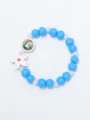 Kleurrijke houten kralen stretch armband met bloem hangertje en religieus medaillon. - Blauw