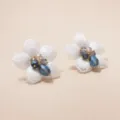 Stof bloem oorbellen met kristal en kralen, elegante en stijlvolle oorknopjes voor dames. - 3D-bloem (M240913005-1) / Wit