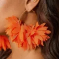 Detail van feloranje chiffon bloemblad creolen in close-up, modieuze oorbellen voor dames. - Oranje Bloemblaadjes Stijl (M240506008-1)