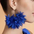 Gedetailleerd overzicht blauwe mesh bloem oorbellen, handgemaakte stoffen sieraden. - Blauwe Bloemblaadjes Stijl (M240506008-4)