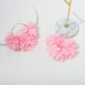 Gedetailleerde opname van roze chiffon bloem oorbellen met prachtig gelaagde bloemblaadjes. - Roze Bloemblaadjes Stijl (M240506008-3)