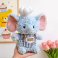 Peluche di elefante blu con cappello da chef e grembiule, perfetto regalo decorativo. - Elefante