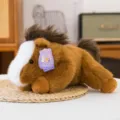Lindo caballo de peluche marrón animal de peluche suave muñeca pony decoración de escritorio. - Pony