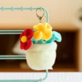 Llavero de flores de felpa lindo maceta tulipán bolso colgante accessorio elegante mujer. - Flores Geométricas / 12cm / Rojo Amarillo