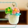 Lindo llavero de maceta de felpa y colgante de bolso con flores coloridas, muy suave. - Flores Geométricas / 12cm / Rosa y Verde