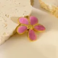 Exquisite roze emaillen bloembroche met gouden rand, zoet bloemdesign in gedetailleerd aanzicht - Broche / Roze