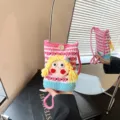 Handgemachte Häkel-Handy Tasche mit süßem Cartoon-Mädchen, rosa gestreifte Umhängetasche. - Hellrosa