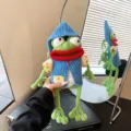 Joli sac téléphone grenouille crocheté fait main avec capuche, sac bandoulière tricoté tendance. - Bleu