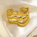 Goldfarbenes offenes Armband mit unregelmäßigem Wellen Design aus robustem Edelstahl. - Organischer Wellenperlen-Spleißstil (FYD6283SZ) / Gold