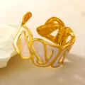 Goldener Edelstahl Offener Armreif mit weißer Emaillierung, elegantes Blumendesign. - Hohler Unregelmäßiger Fluidstil (RT196SZ-white) / Weiß