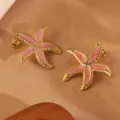 Orecchini a lobo a forma di stella marina dorata con smalto rosa, stile spiaggia chic. - Stella Rosa (FYD6195EH-pink)