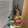Borsa a spalla in maglia a righe con ciondoli di pesce colorati stile casual. - Kaki