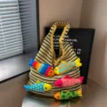 Borsa a spalla in maglia con simpatici pesci di peluche colorati per la spiaggia. - Giallo