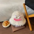 Morbido accessorio in peluche soffice con viso divertente per un comodo e caldo inverno. - Cappello a Secchiello Grandi Occhi / Bianco avorio