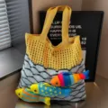 Borsa a spalla da spiaggia in maglia dopamina carina da donna, ciondolo pesce colorato. - Onda Gialla