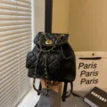 Mochila negra acolchada de cuero con cadena dorada elegante y casual para mujer - Negro