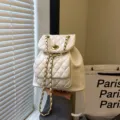 Mini mochila acolchada blanca con cadena dorada, elegante mochila casual de piel sintética. - Blanco Roto