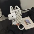 Borsa per cellulare intrecciata bianca variante con grazioso ciondolo nuvola di peluche. - con portachiavi / Bianco avorio