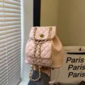 Mochila mini acolchada rosa elegante para mujer, mochila informal de piel sintética con cadena. - Rosa