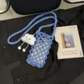 Blaue Häkel-Handy Tasche, gewebte Umhängetasche für Telefon mit süßem Wolkenanhänger, lässig. - Blau