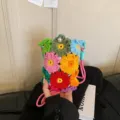 Bunte Blumen Häkel Handytasche, süße handgemachte Woll Umhängetasche mit Perlendekor. - Rosa Schärpe