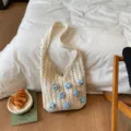 Bolso de hombro de ganchillo en beige con flores azules, bolso de verano para mujer. - Beige