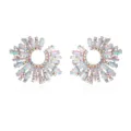 Detailopname van sprankelende strass zonnebloem oorbellen met iriserende kristal baguette. - Meerkleurige Stijl (M220809006-3)