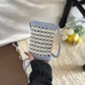 Πλεκτό τσαντάκι κινητού σε μπλε και μπεζ, casual χιαστί παραλλαγή για καλοκαιρινό στιλ παραλίας. - Ριγέ / Μπλε