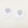 Detailopname van luxe witte veren strass oorbellen met sprankelende kristalclusters. - Wit (DW22082912-1)