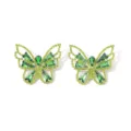 Gedetailleerde close-up van sprankelende groene kristallen strass vlinder oorbellen. - Groene Strass Stijl (M230228026-4)