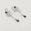 Elegante asymmetrische Schleifen-Ohrringe mit funkelnden Strasssteinen und schwarzen Kristallen. - Silber Schwarz