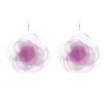 Gedetailleerd overzicht van grote paarse organza bloem oorbellen, lichtgewicht bloemendesign. - Lichtpaars