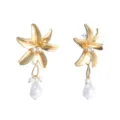 Chique vergulde bloem oorknopjes met barokparel hangers en delicate parel accenten. - Gouden 3D Vijf Bloemblad Bloem Onregelmatige Parel Stijl (DW211015009)