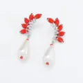 Gedetailleerd overzicht van elegante oorbellen met rode kristallen en parels voor feestjes. - Gouden Legering Rode Kristal Traan Stijl (M23052401)