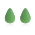Detailopname van minimalistische groene druppelvormige matte hars oorknopjes, elegant. - Smaragd