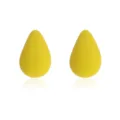 Gedetailleerd overzicht van gele druppelvormige hars matte oorbellen voor dames sieraden. - Geel