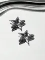 Detailopname van minimalisten ster oorringen met een hol geometrisch metaal design. - Goud Stijl (M230412007-1)