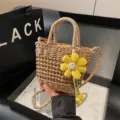 Γοητευτική ψάθινη τσάντα χειρός για γυναίκες με χαριτωμένο κίτρινο λουλούδι, ιδανική για παραλία. - Με Κρεμαστό / Χακί
