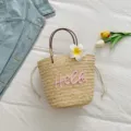 Geflochtene Stroh Handtasche für Damen, süße Strand-Umhängetasche mit Blumendekor und Buchstaben. - Rosa