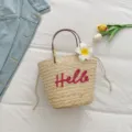 Süße gewebte Strohhandtasche für Damen, Maisstroh Strandtasche mit hübscher Stickerei. - Fuchsia
