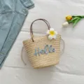 Süße Stroh-Handtasche für Damen mit blauer Hello-Bestickung, ideal für den Strandurlaub. - Blau