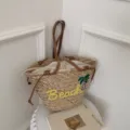 Bolso de playa de paja trenzada con asas de cuero y bordado para las felices vacaciones. - Amarillo