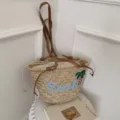 Bonito bolso de playa tejido en paja con asas de cuero y diseño de bordado beach. - Azul