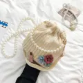 Bolso cubo de paja tejido con correa de perlas y hermosa decoración floral para playa - Correa de hombro de tela tejida / Flor Blanco Roto