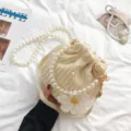 Gevlochten parel emmertas met madeliefje, elegante zomerse strooien tas voor het strand. - Off-white Madeliefje